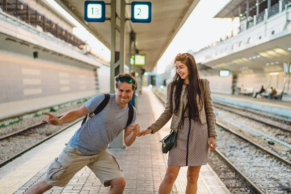 Genç Mutlu Çift Tren Istasyonunda Dans Portresi — Stok fotoğraf