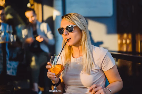 Жінка питної коктейль — стокове фото