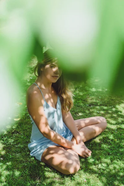 Schattige Blonde Vrouw Blauwe Jurk Zittend Groen Gras Zomer Buiten — Stockfoto