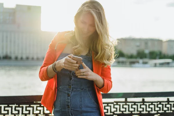 Junge Blonde Frau Roter Jacke Telefoniert Draußen — Stockfoto