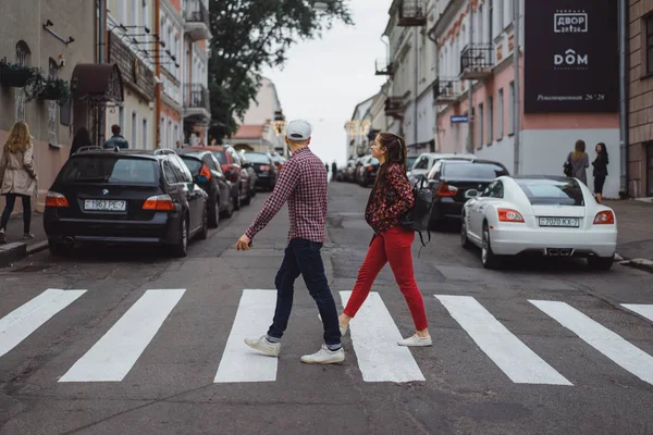 Estrada de cruzamento de casal — Fotografia de Stock