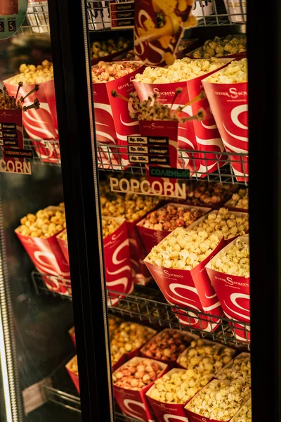 Popcorn v krabicích na policích — Stock fotografie
