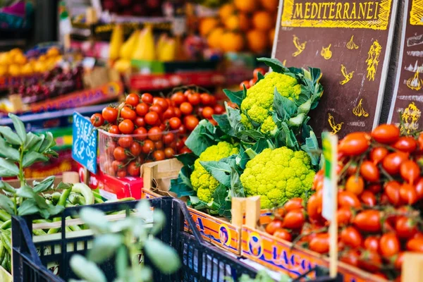 Bakkal dükkanı sayaç taze sebze kasaları ile