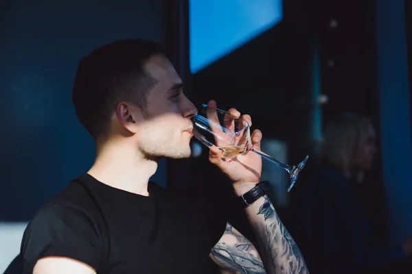 와인을 마시는 문신된 남자 — 스톡 사진