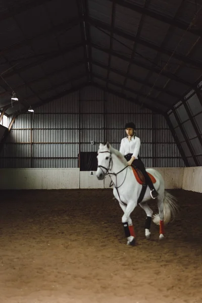 Chica en traje a caballo — Foto de Stock