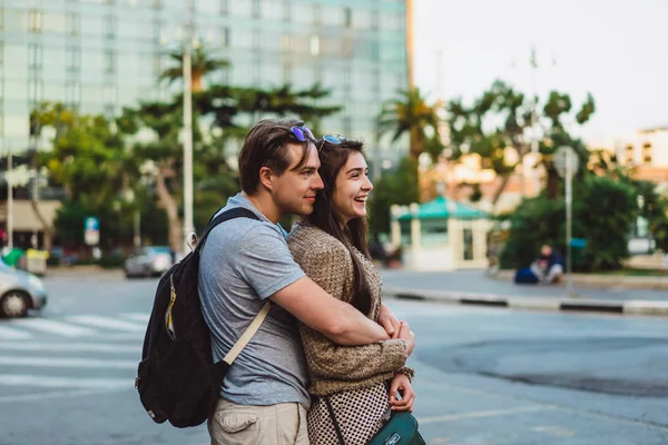 Pareja abrazándose en la escena urbana — Foto de Stock