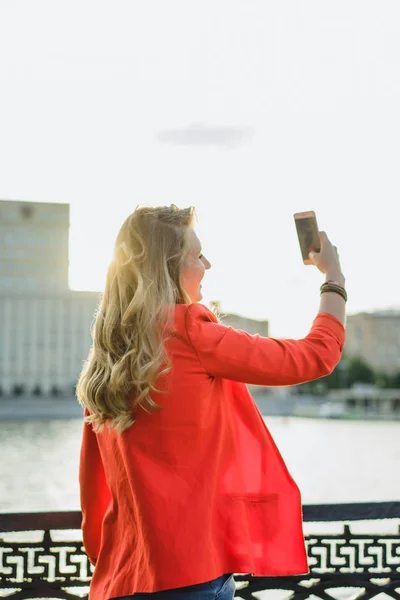 Νεαρή Ξανθιά Γυναίκα Στο Κόκκινο Σακάκι Χρησιμοποιώντας Τηλέφωνο Εξωτερική — Φωτογραφία Αρχείου