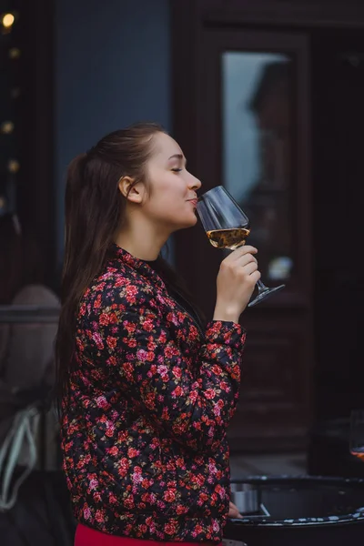 Şarap içen genç bayan.