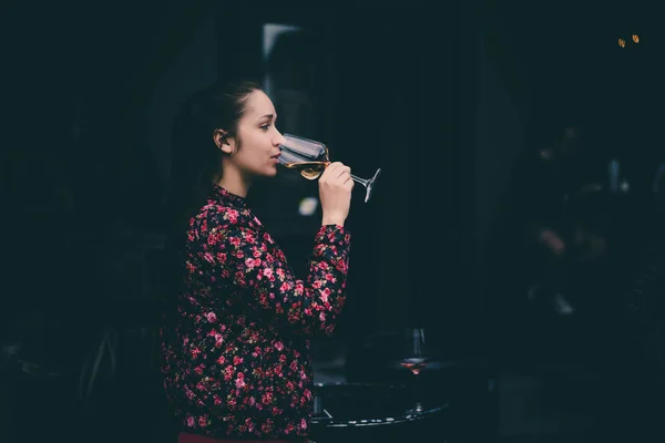 Молодая женщина пьет вино — стоковое фото