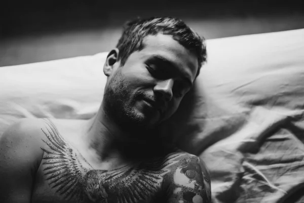 침대에서 문신된 남자 — 스톡 사진