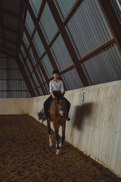 Meisje in outfit rijpaard — Stockfoto