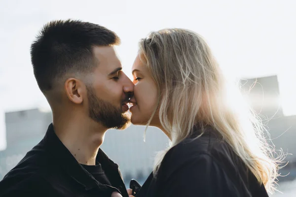 Mulher e homem beijando uns aos outros — Fotografia de Stock