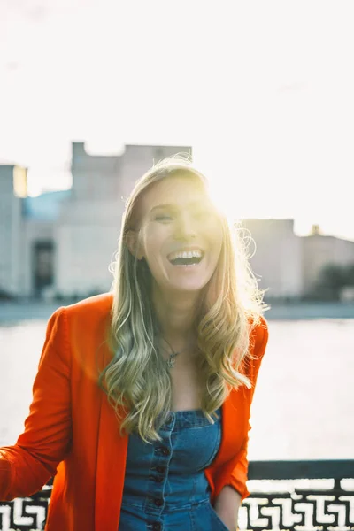 Mulher sorrindo para a câmera — Fotografia de Stock