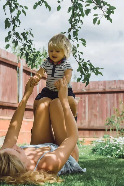 Söt Blond Pojke Spela Med Ung Mamma Grönt Gräs Utomhus — Stockfoto