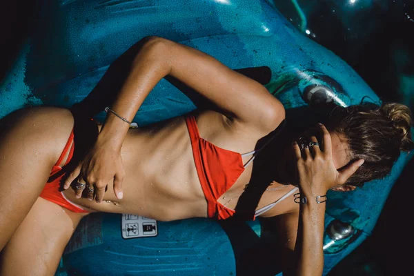 Close Beautiful Woman Silver Accessories Red Swimming Suit Take Sunbath — Stock Photo, Image