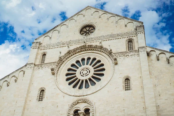 Eski beyaz bina dış