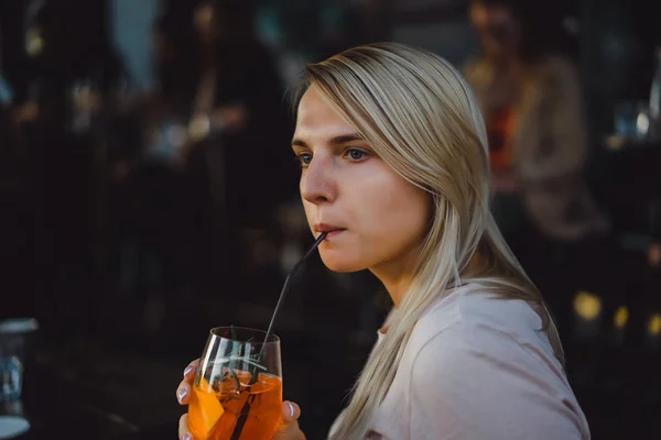 Žena pije koktejl — Stock fotografie