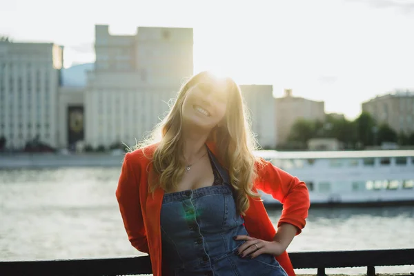 Woman smiling at camera — Stock Photo, Image