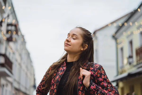 Sokak kapalı gözler olan kadın