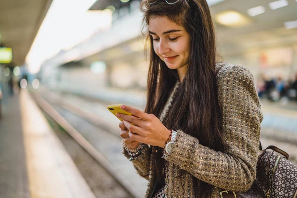 Brunette woman with phone — Stock Photo, Image