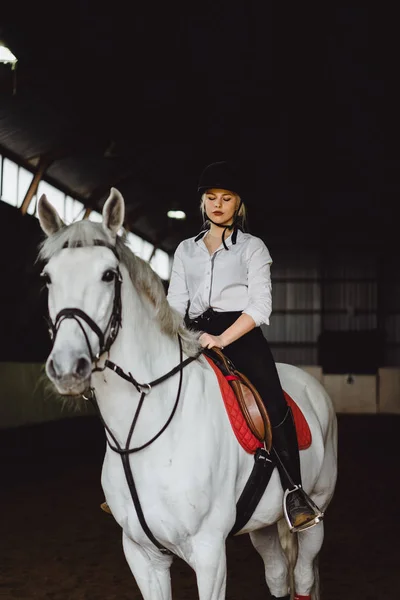 Chica sentada a caballo — Foto de Stock