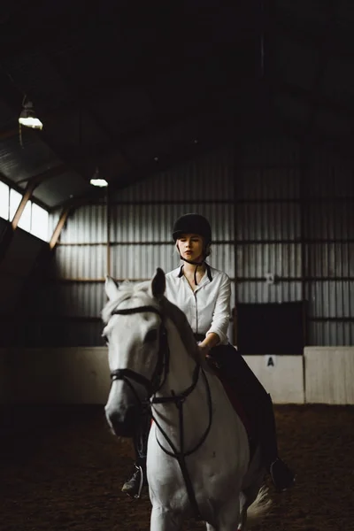 Chica en traje a caballo — Foto de Stock