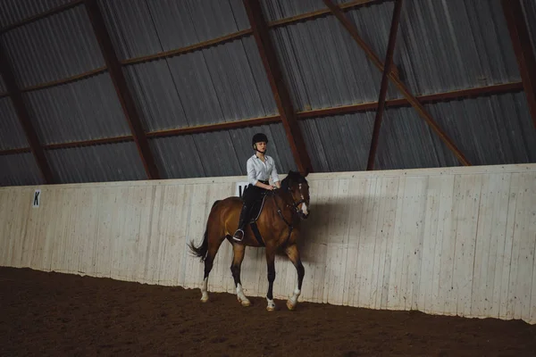 Meisje in outfit rijpaard — Stockfoto