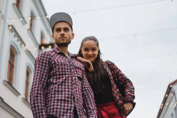 Sokakta poz şık genç Çift