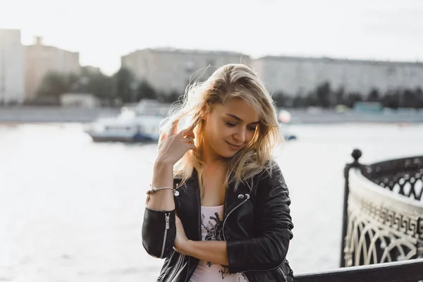 Jovem Mulher Loira Casaco Preto Livre — Fotografia de Stock