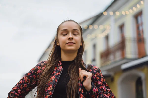 Sokak kapalı gözler olan kadın