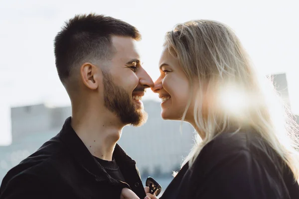 Frau und Mann küssen sich — Stockfoto