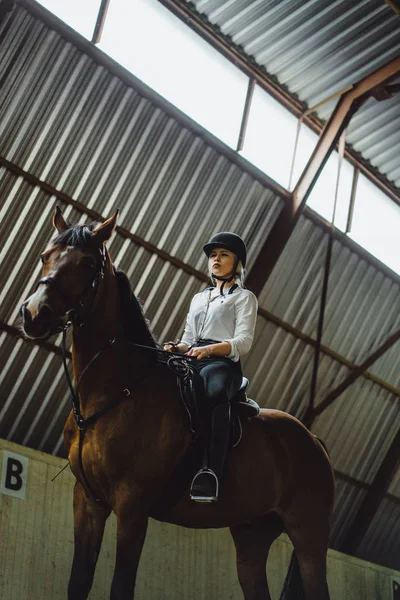 Sırtında oturan kız 