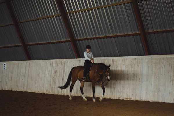 Sırtında oturan kız 