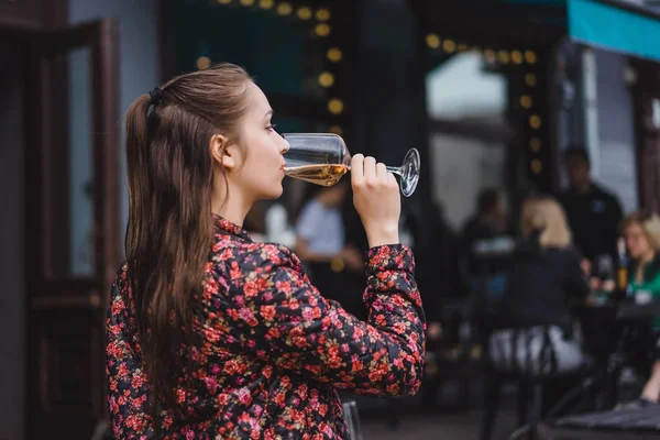 Jovem mulher bebendo vinho — Fotografia de Stock