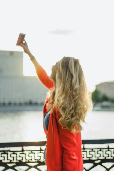 Zadní Část Mladá Blond Žena Červené Bundě Telefonem Venkovní — Stock fotografie