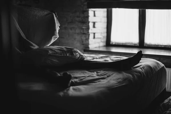 Man in bed liggen — Stockfoto