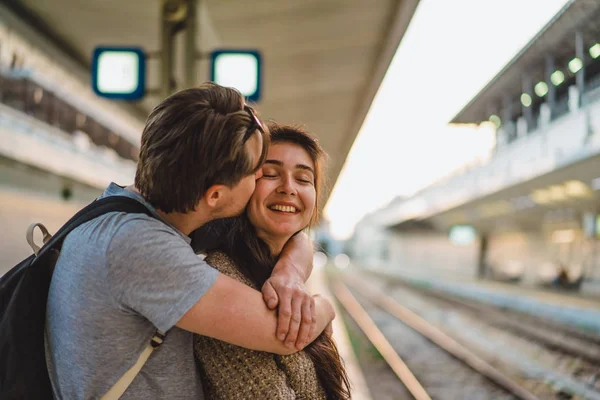Pareja abrazándose en la estación de tren —  Fotos de Stock