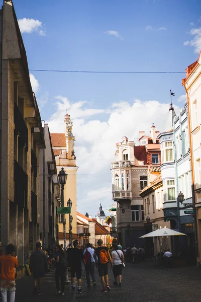 Sokakta yürüyen insanlar