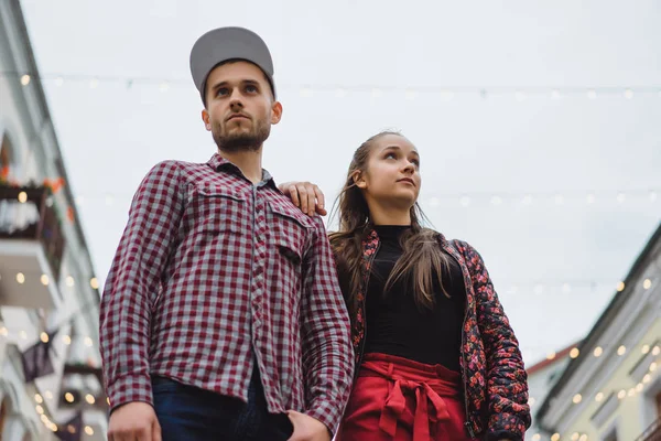 Elegante joven pareja posando en la calle — Foto de Stock