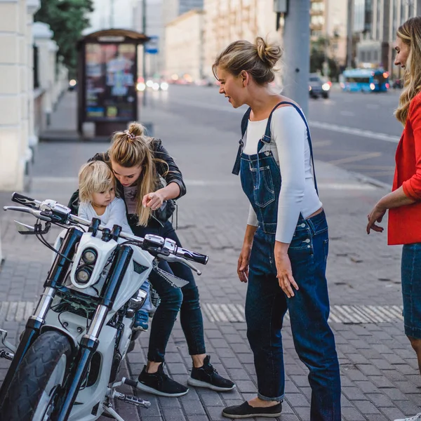 Gelukkig Jonge Vrouwen Lopen Met Kleine Blonde Jongen Buiten — Stockfoto