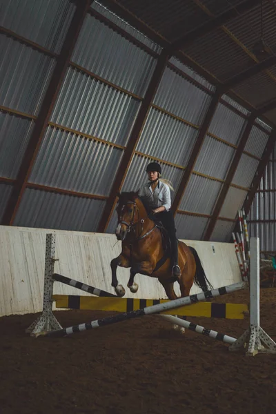 Meisje in outfit rijpaard — Stockfoto