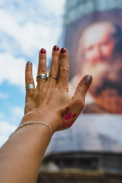 Mano femminile con macchie di vernice — Foto Stock