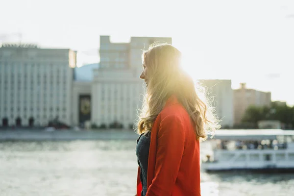 Молодая Блондинка Красной Куртке Открытом Воздухе Закате Времени — стоковое фото