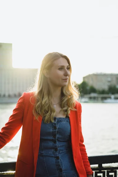 Giovane Donna Bionda Giacca Rossa All Aperto Vicino Fiume Tramonto — Foto Stock