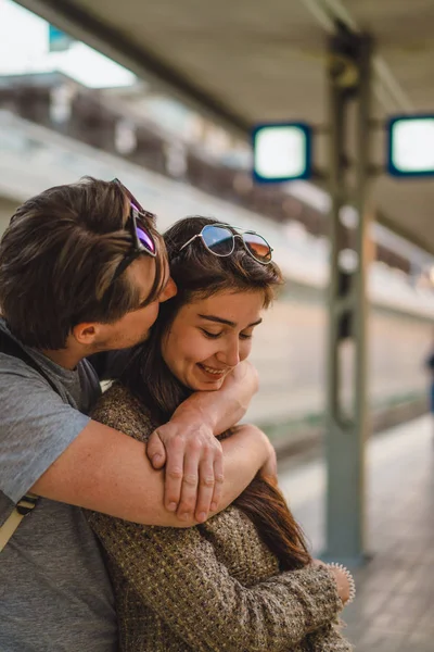 Пара обіймає залізничну станцію — стокове фото