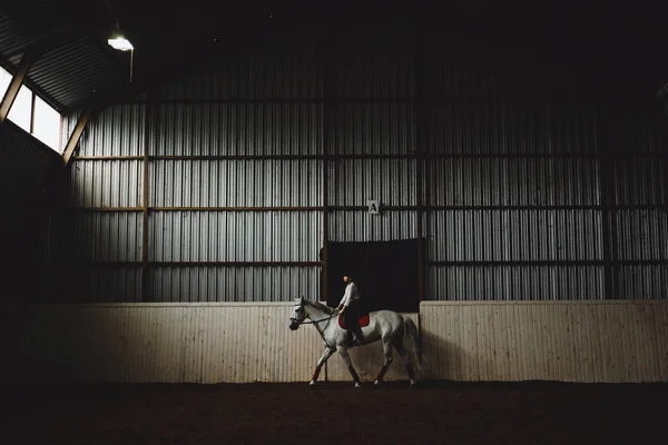 Menina em roupa cavalo de equitação — Fotografia de Stock