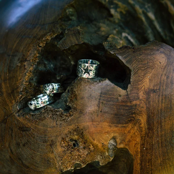 Primer Plano Hermosos Anillos Plata Sobre Fondo Madera — Foto de Stock