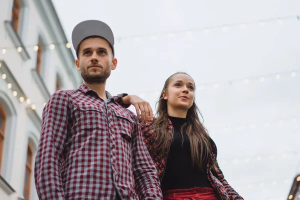 Sokakta poz şık genç Çift