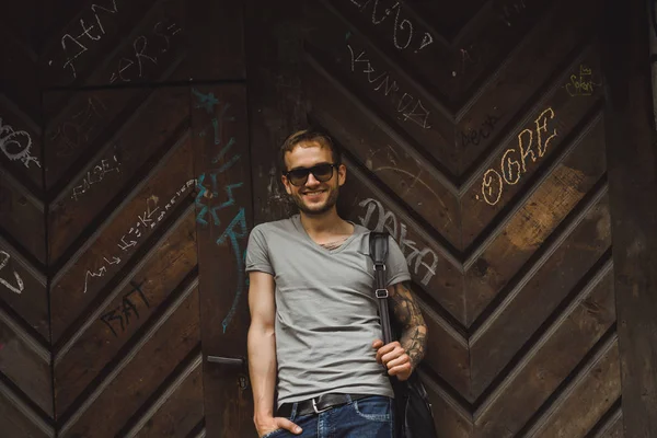 Adam şehir, sokak, siyah ve beyaz fotoğraf portre