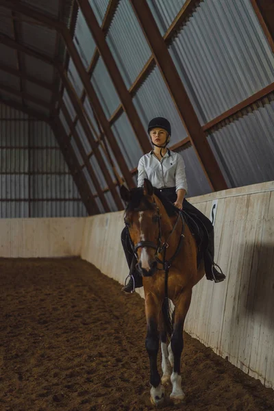 Chica en traje a caballo en la arena — Foto de Stock